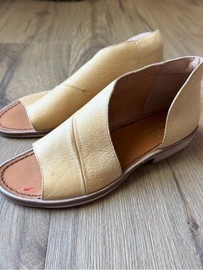 Free People Mont Blanc Flat Sandal Beige Leather Open Toe EU 36 / 6 NEW *Flaws*